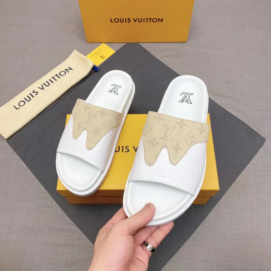 P300 🔍Top purchasing agent LV men's spring and summer slippers counter synchronization. The uppers are made of cowhide fabric imported from Italy, with logo graphics and high-quality craftsmanship. The soles are: original soles specially provided by the original factory. Exclusive molded soles are super comfortable. Original factory follow-up orders. 🔍🔍High quality. You can enter and leave the counter at will. Welcome to compare. Code number 38-45 No. 058